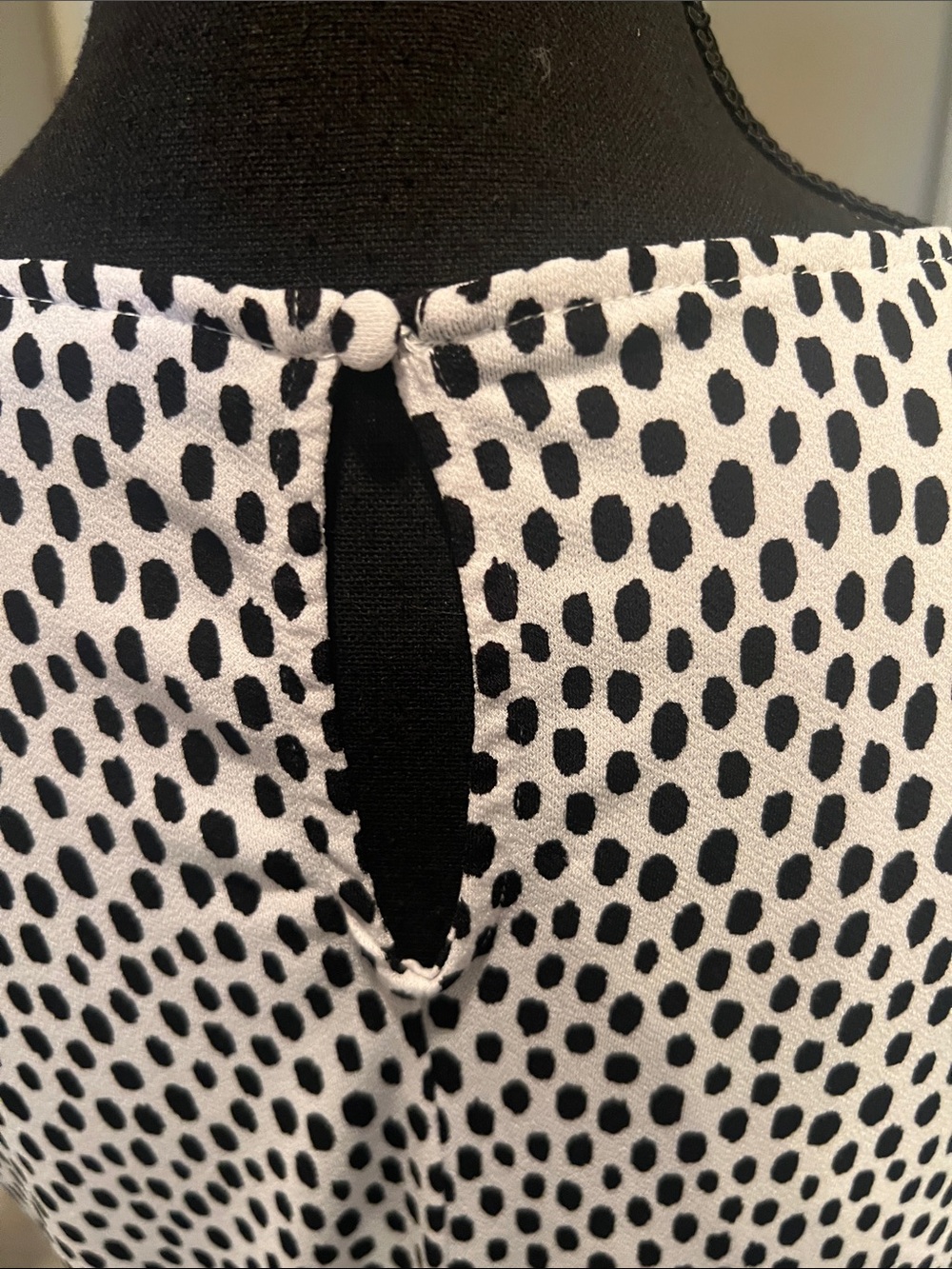 41 Hawthorn Black and White Sleeveless Dot Keyhole Tunic - Picture 7 of 8